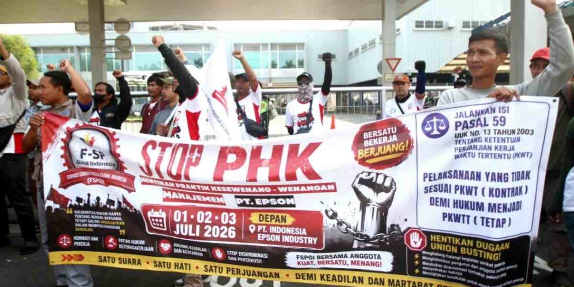 Buruh Kepung PT Epson Tuntut Pekerjakan Kembali 11 Karyawan Di PHK, Ancam Aksi Panjang Jika Tuntutan Diabaikan