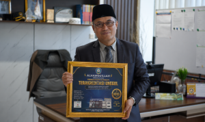 CEO Global Mulia Teguh Wibowo memegang piagam penghargaan akreditasi STEBI