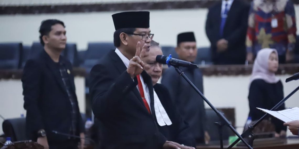 Kursi Dewan Berganti Tuan! dr. Ferry Resmi Gantikan Soleman