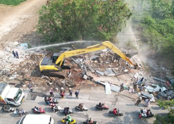 32 Bangunan Liar Disikat, Bantaran CBL Mulai Dibersihkan