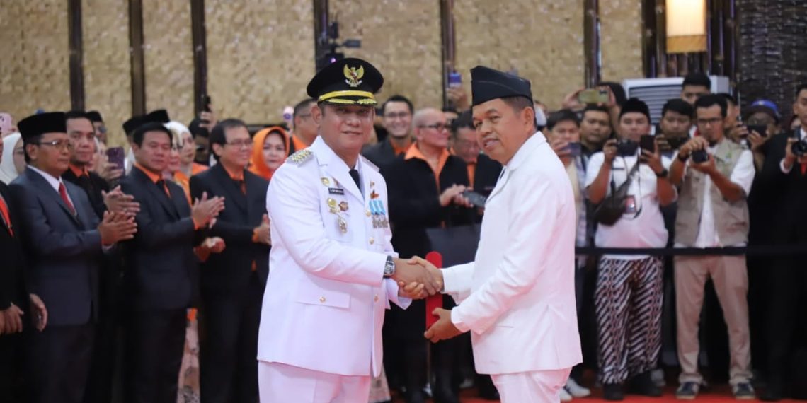 Dedi Mulyadi Lantik Asep Surya Atmaja Jadi Bupati Bekasi, Targetkan Jalan Mulus dan Sekolah Layak pada 2027
