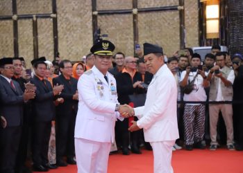 Dedi Mulyadi Lantik Asep Surya Atmaja Jadi Bupati Bekasi, Targetkan Jalan Mulus dan Sekolah Layak pada 2027
