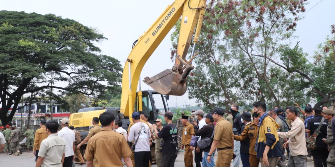 Bupati Bekasi Tinjau Penertiban 19 Bangunan Liar di Tol Jakarta-Cikampek
