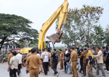 Bupati Bekasi Tinjau Penertiban 19 Bangunan Liar di Tol Jakarta-Cikampek